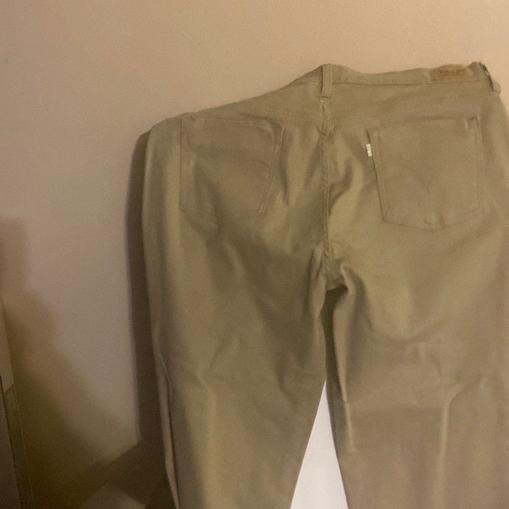 Levi Capris